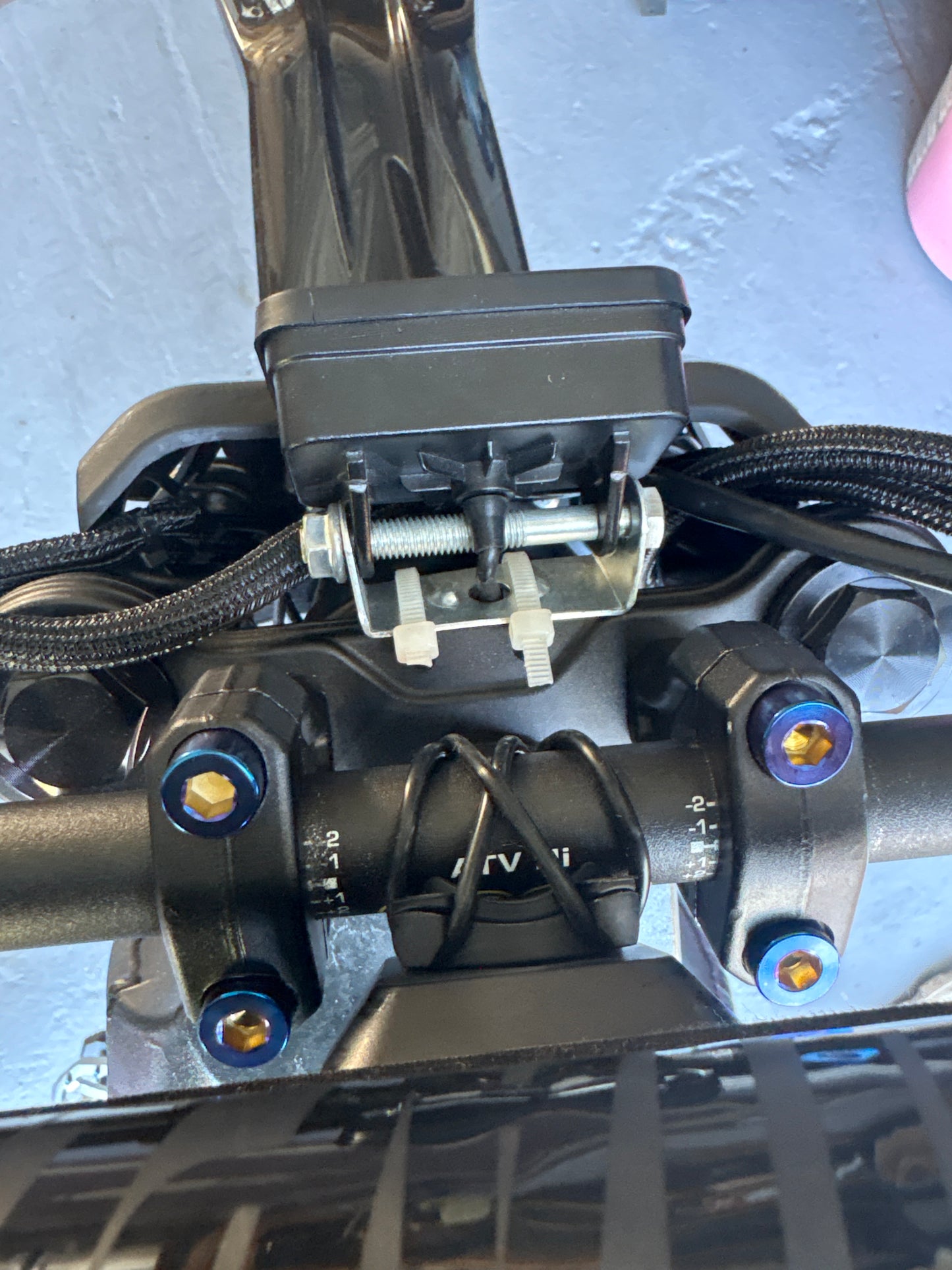 titanium bolt mount for tuttio